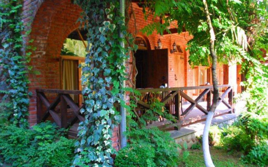 Гостевой дом Белый Батуми Экстерьер фото